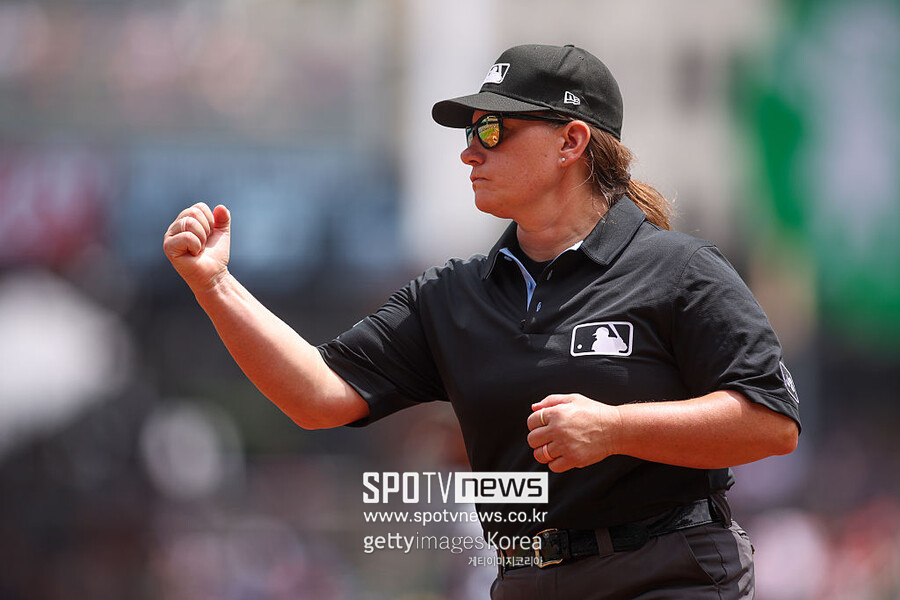 MLB 최초 여성 <b>심판</b>, 판정 정확도는 리그 꼴찌라고? 美도 갑론을박, 성별...