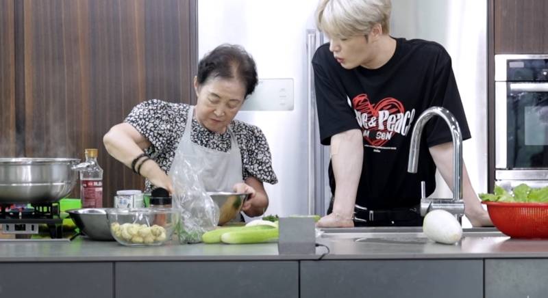 <b>김재중</b> 母 "사업 실패로 큰 빚…1년 만에 손맛으로 <b>1억</b> 갚아"('편스토랑...