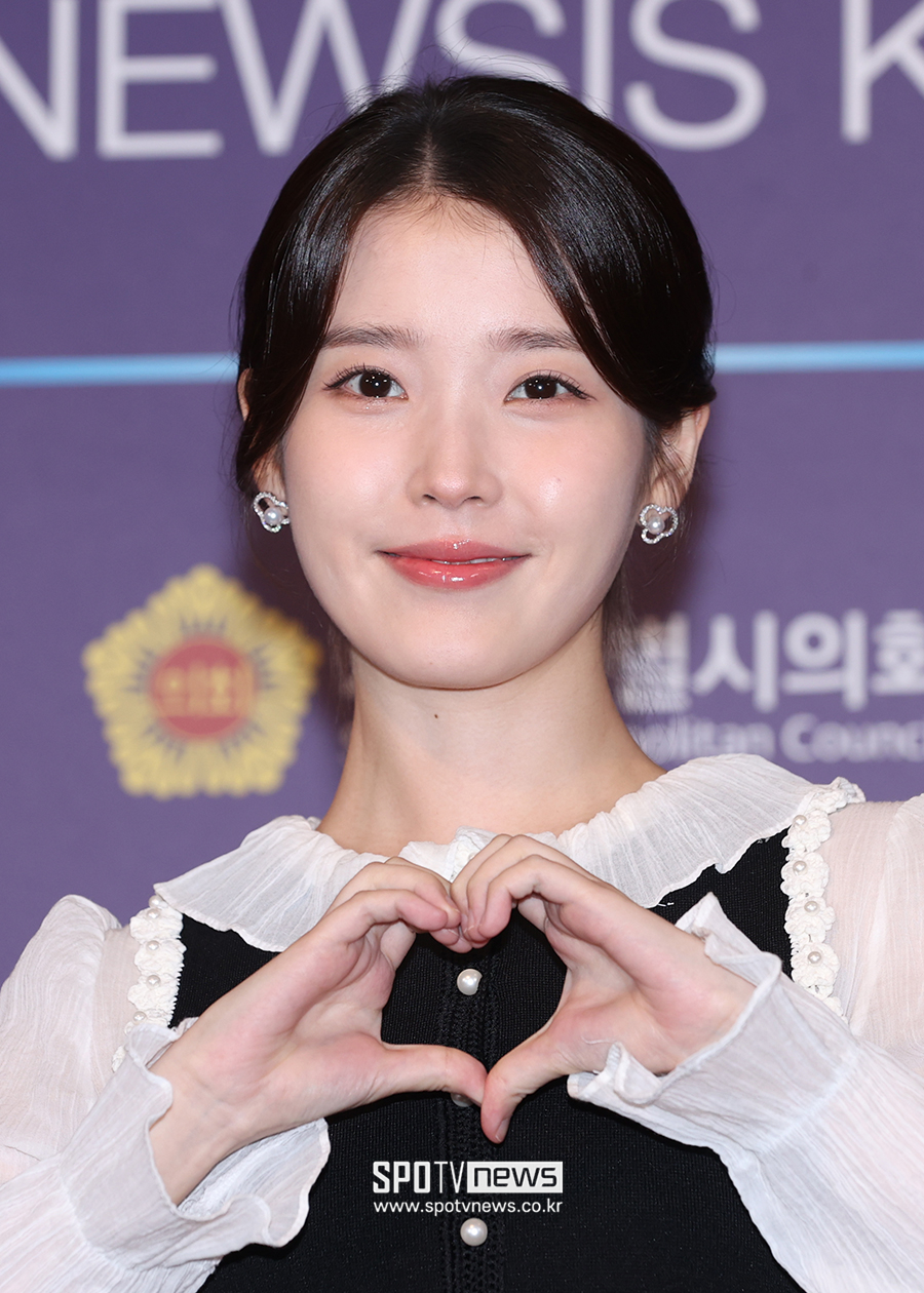 <b>아이유</b>, <b>데뷔 17주년</b> 맞아 2억 <b>기부</b>…난치병 아동→독거노인 위해[공식...