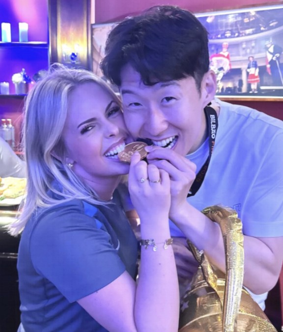 "손흥민은 <b>GOAT</b>" 미국 이적에 눈물 펑펑 쏟았던 토트넘 금발 미녀, 여전...