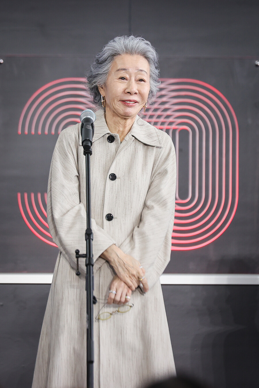 윤여정, 무대인사 지각 '머쓱'…''<b>결혼피로연</b>' 엄마 하기엔 너무 늙어 할...