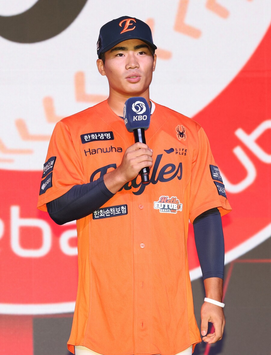 [공식발표] '깜짝 3순위' <b>한화 오재원</b> <b>계약</b>금 2억 7000만 원…<b>한화</b> 신인...