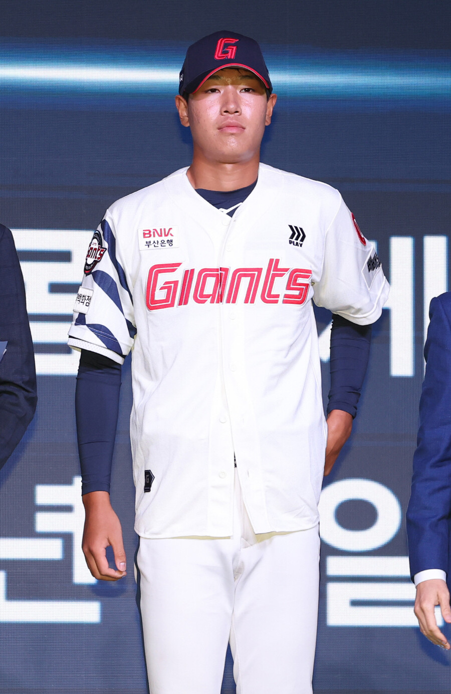 <b>롯데</b>, 1R 지명 <b>신동건</b>과 <b>계약</b>금 2억 7000만원에 <b>계약</b>…152km 대졸 최대어...