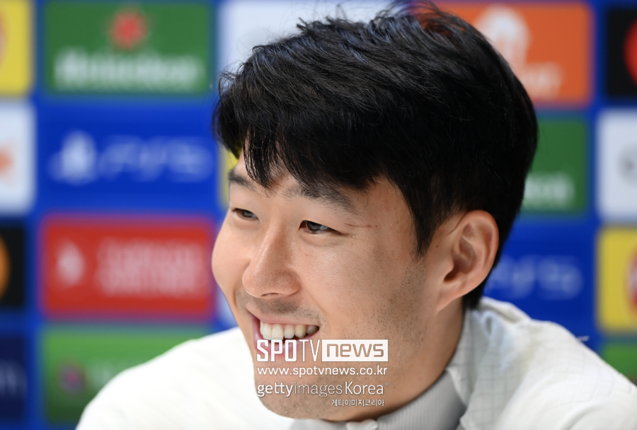 <b>손흥민</b> 드디어 반응! <b>토트넘 동상</b> 건립 추진에 '함박웃음'…"그동안 말...