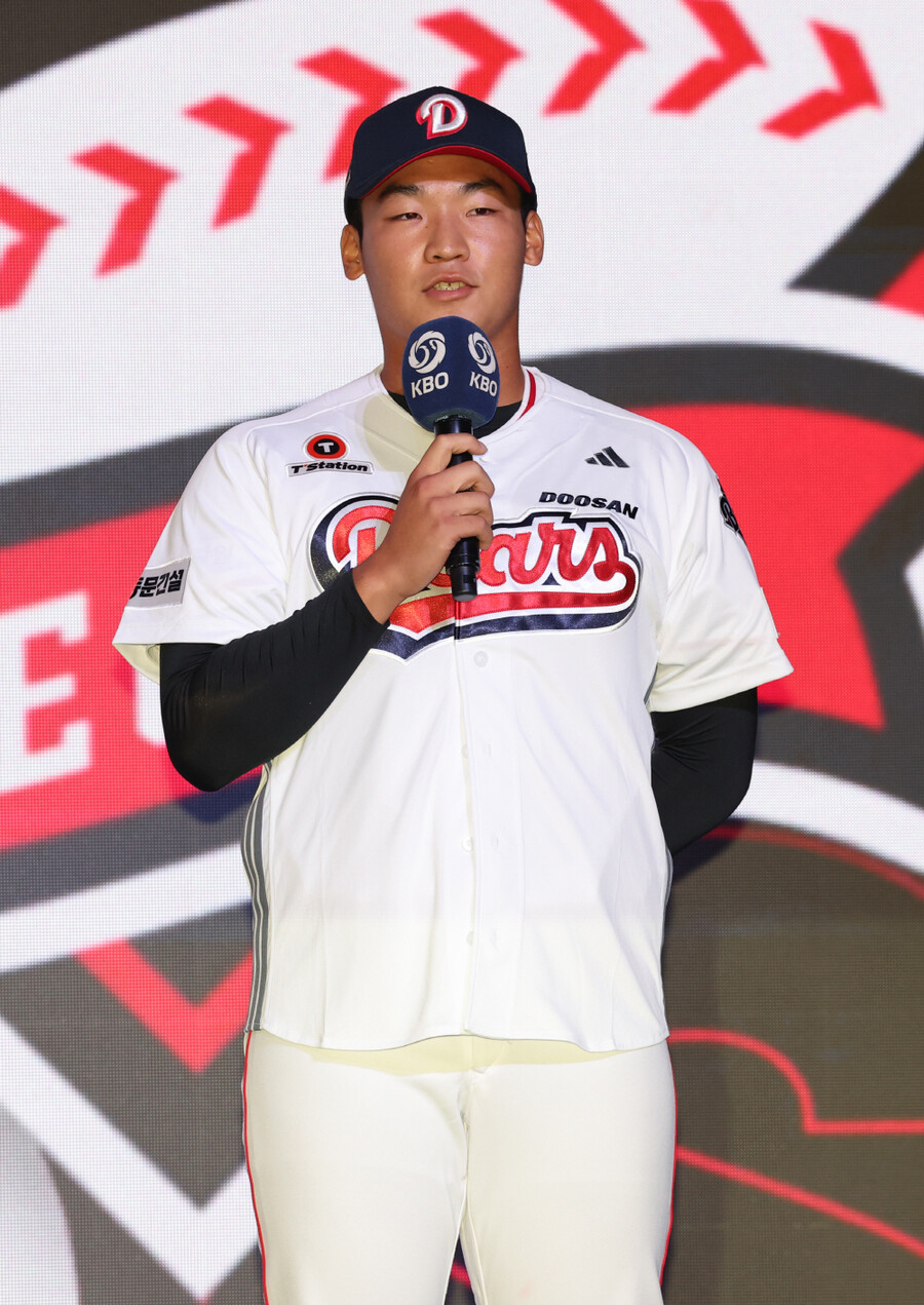 1R 외야수 <b>김주오</b> '2억5000만원'…<b>두산</b>, 2026년 신인선수 11명과 <b>계약</b> 완...