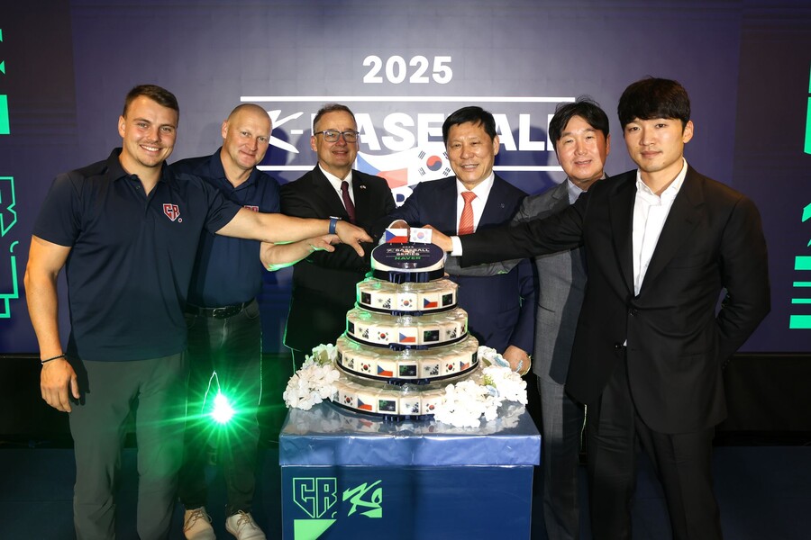 <b>허구연 총재</b>, 얀차렉 주한체코대사와 'K 베이스볼 시리즈' 개막 <b>시구</b>