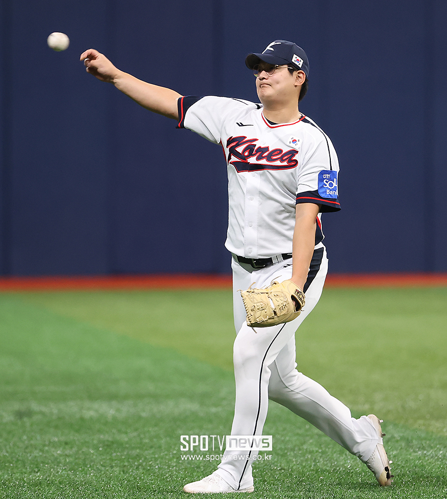 "<b>김서현</b> 파이팅!" 따듯한 <b>응원</b>+박수 쏟아졌다…격려 속 '⅔이닝 1실점' ...