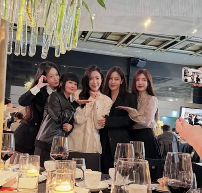 <b>티아라</b>, <b>함은정</b><b>김병우 결혼식</b>서 뭉쳤다…'두바이 거주' 소연은 불참