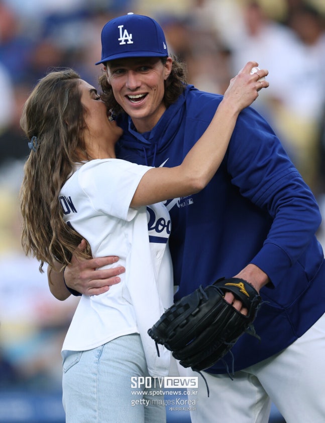 첫눈에 반한 관중에 돌발행동…다저스 트레이드→2010억 초대박 계약 투수는 어떻게 결혼에 성공했나
