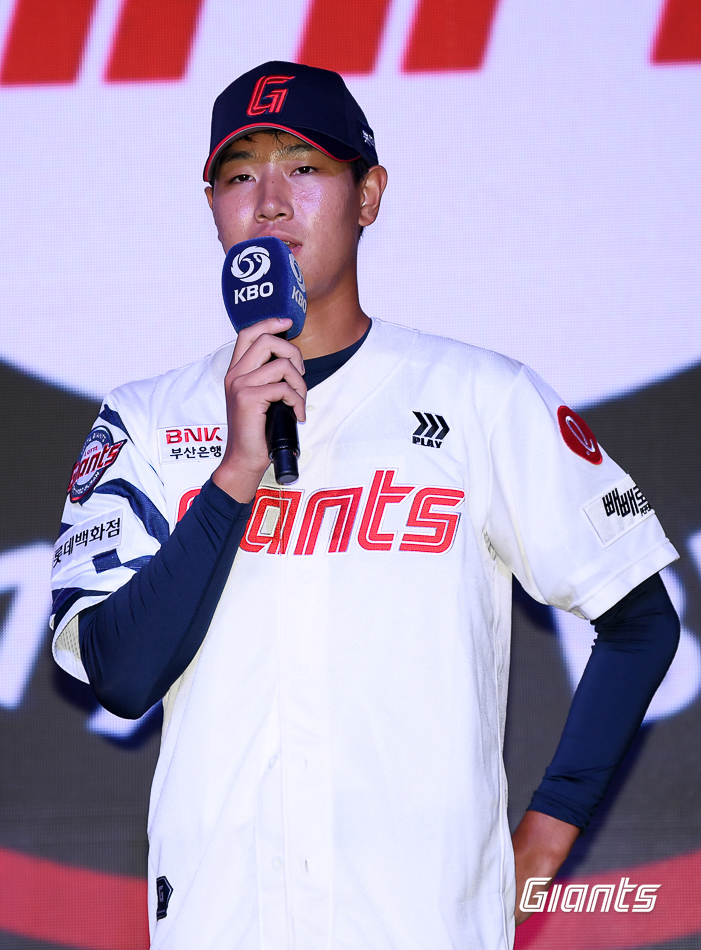 '<b>롯데 신인 선수</b>들이 배구장에 뜬다' 부산 연고 OK저축은행 홈 경기서 팬...