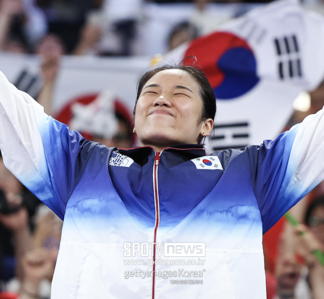 [속보] '단 33분' 안세영 치트키썼다! 2006년생 日 미야자키 상대 21-9, 21-6 압도적 승리...월드투어 파이널 토너먼트 진출 확정!