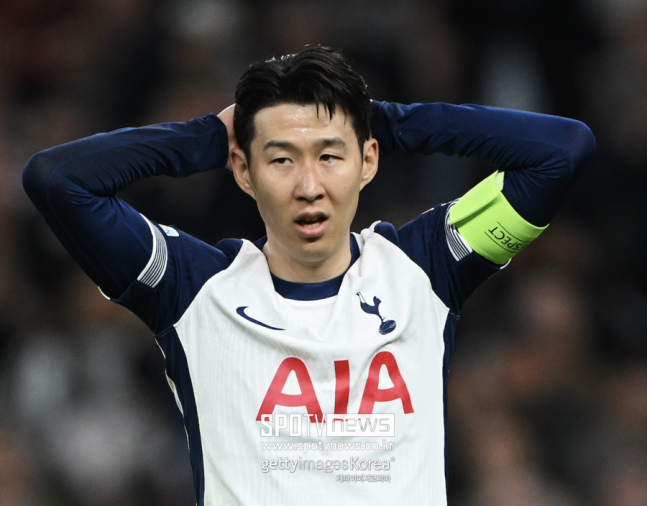 영어도 못 해, 경기 중 발길질…"손흥민 주장 완장→왜 물려 받았나" 황당하고 멍청한 퇴장, 토트넘 캡틴 로메로에게 英 분노 폭발