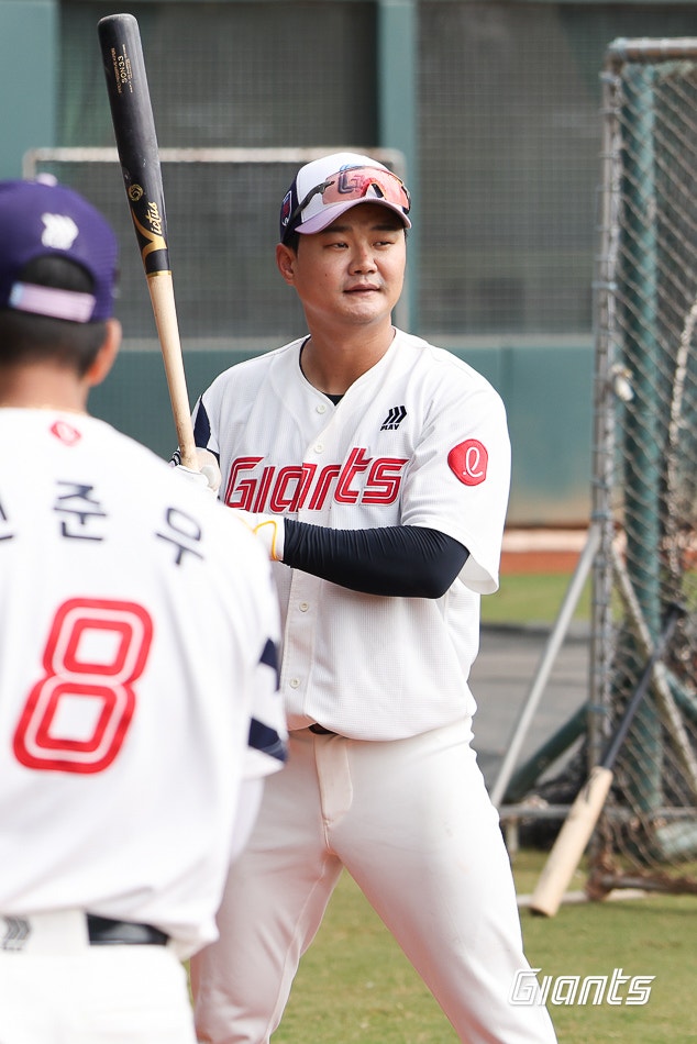 "내 자리가 아예 없다" 1년 만에 추락한 입지…롯데 트레이드 복덩이는 작정하고 '칼' 가는 중