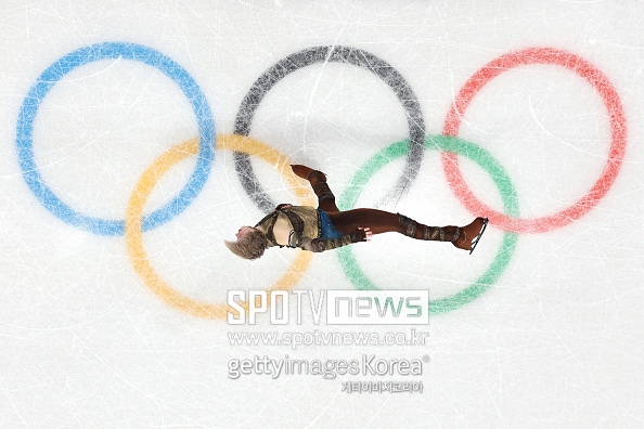 50년 금지됐던 기술 '부활'…충격적인 빙판 위 공중회전, '세계 1위' 말리닌이 선보인 '백플립'