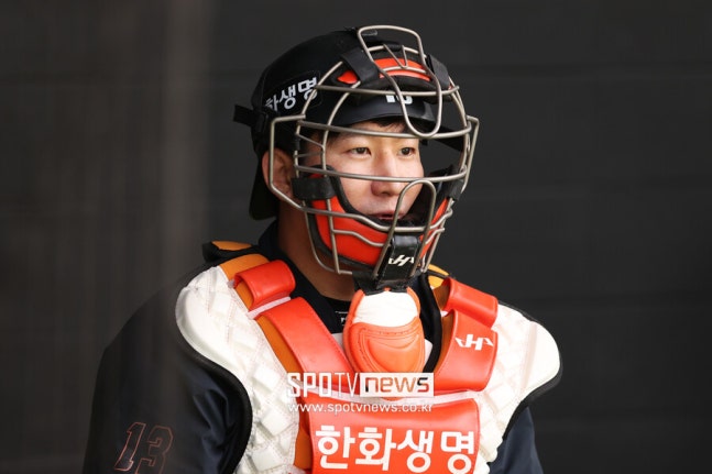 WBC 대표팀 초비상! 포수 최재훈 '손가락 골절' 날벼락…3~4주 소견→포수 교체 불가피