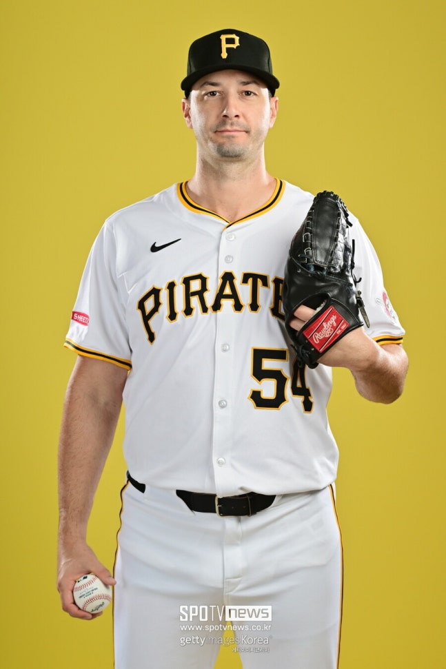 "한국은 쓰레기 나라" 비하하더니…36세에 154km 각성, ERA 54.00 한국인 경쟁자 밀어내나