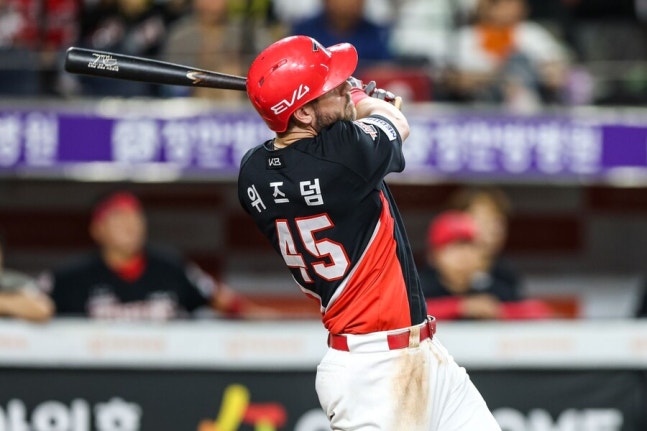 'KIA 보고 있나' 35홈런 치고도 퇴출 수모 위즈덤… MLB서 화풀이, 135m 몬스터 홈런 작렬 '2G 연속 홈런'