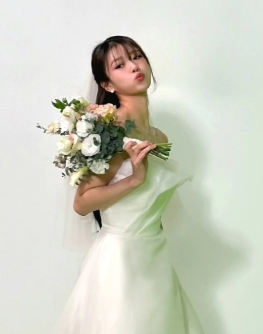 '<b>송범근</b> 결별' 이미주, 공개구혼 나섰다…"올해 서른셋, 언제든 열려있...