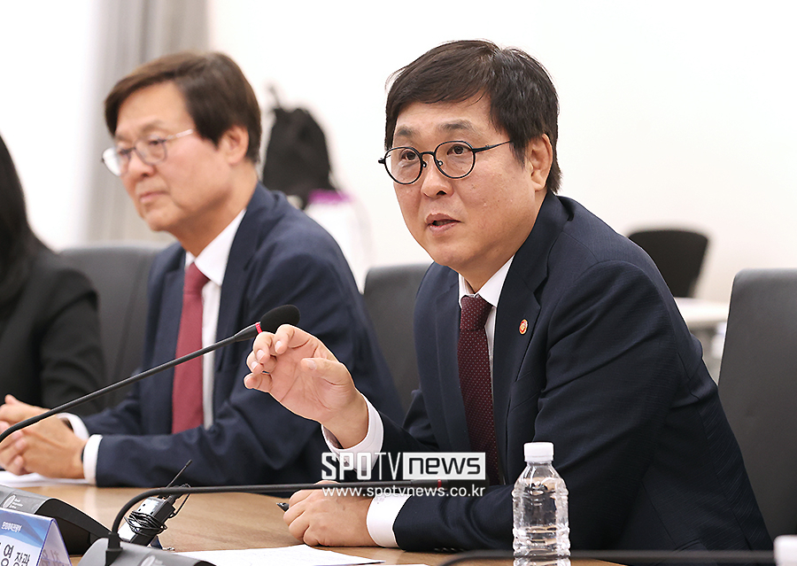 "체육 현안, 현장에서 답 찾겠다"…최휘영 장관의 '프로축구 성장론'