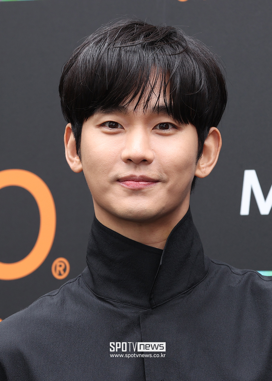 김수현, 드디어 복귀…해외 화보 공개로 활동 재개→광고주 소송도 정리...