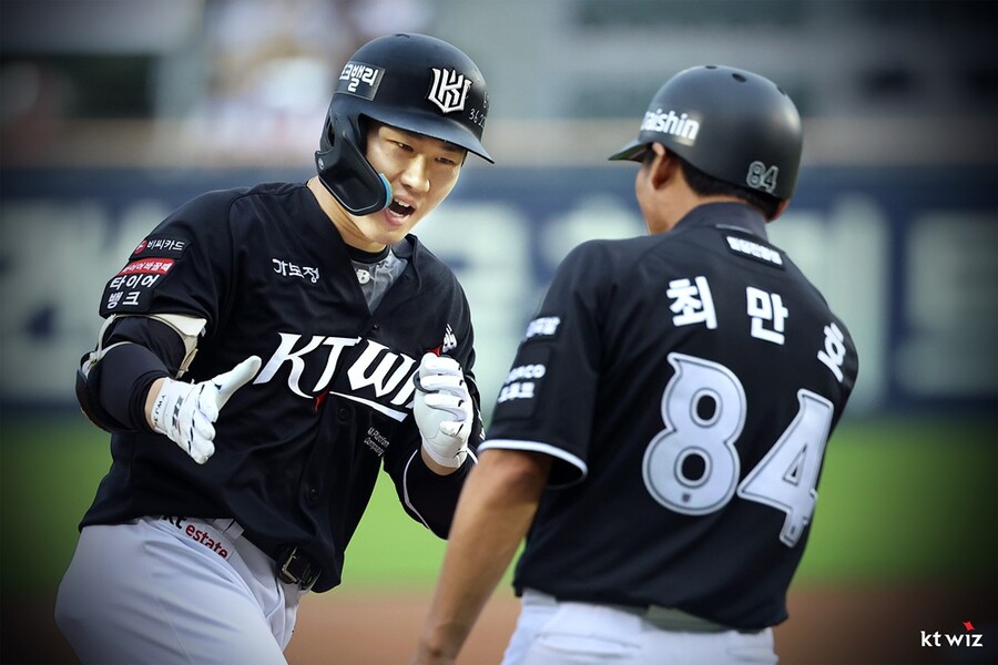 3위 <b>KT</b>, 9회말 위기 넘고 2위 LG 잡았다!…<b>최원준</b> 결승 <b>3점포</b>+로건 첫 승...