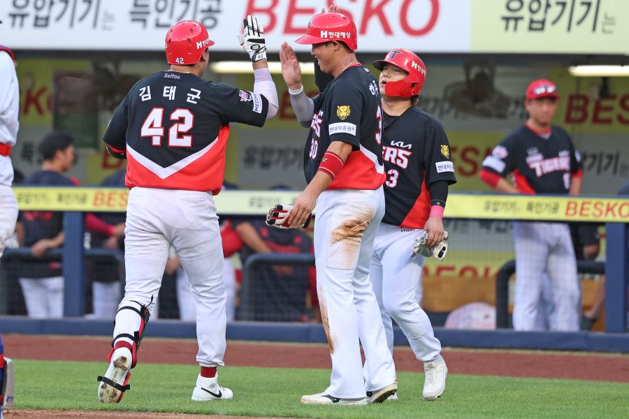 <b>KIA</b>, 삼성 MLB 32승 스타를 '1이닝 5득점'으로 두들긴 비결? 이범호, "공...