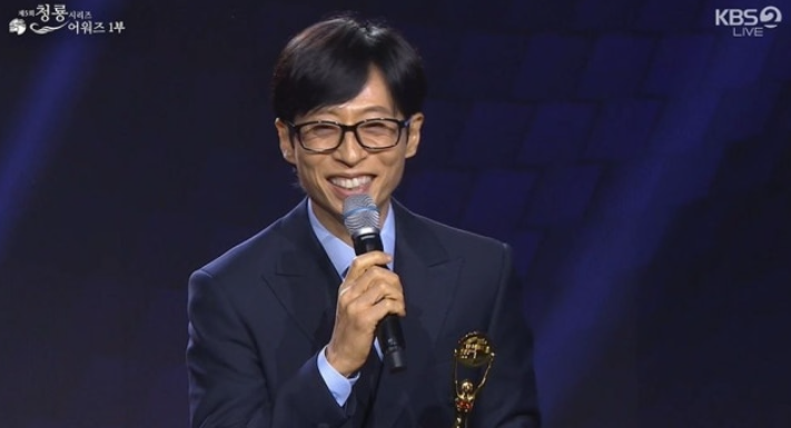 Yoo Jae-suk Wins a Star Award, Then Refuses to Give His Speech: Because He Wants a Bigger One