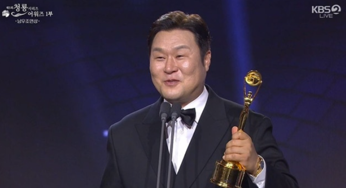 "진짜 믿어지지 않아" <b>윤경호</b>, 예상 못한 <b>조연상</b>에 눈물 펑펑('청룡시리...