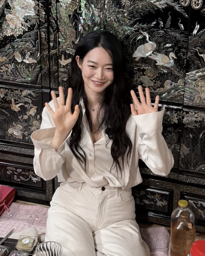 "<b>신민아</b> 통장서 15년간 <b>37억</b>원 빠져나가"..역대급 '<b>기부</b> 미담' 주인공 됐...