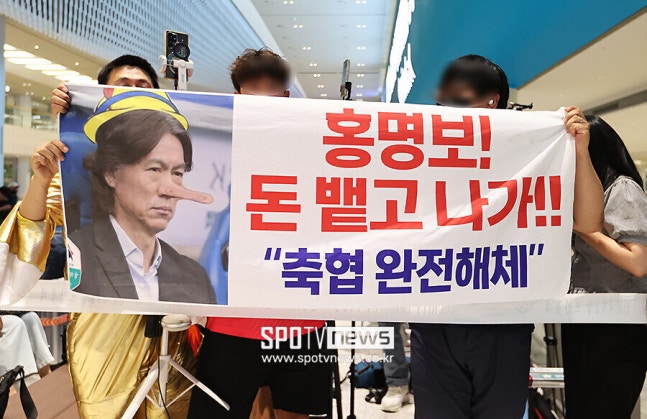 ▲ 2026 FIFA 북중미 월드컵 32강을 탈락한 대한민국 축구대표팀 홍명보 전 감독이 30일 새벽 인천국제공항을 통해 귀국했다. 축구 팬들이 현수막을 들고 항의를 하고 있다. ⓒ곽혜미 기자