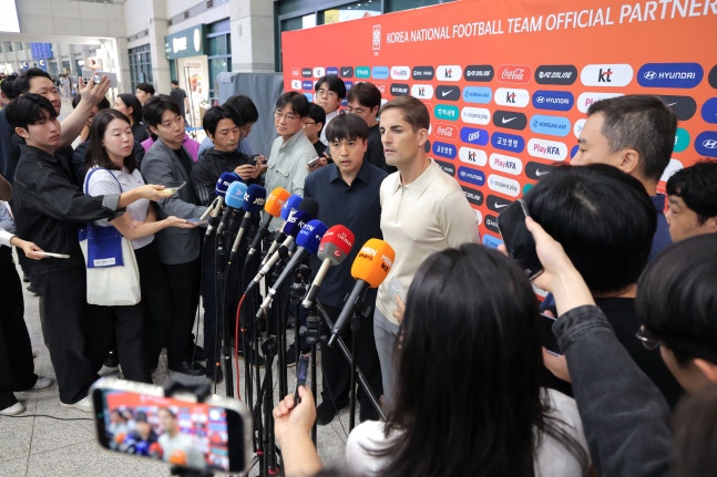 ▲ 축구 국가대표팀 '임시 사령탑'으로 선임된 로베르트 모레노 감독이 13일 인천국제공항 제1여객터미널을 통해 입국해 취재진 질문에 답변하고 있다.ⓒ연합뉴스