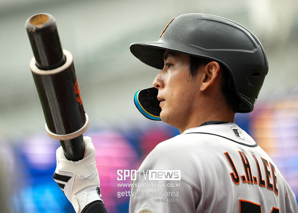 '타구속도 162km 쾅!' <b>이정후 30호 2루타</b> 폭발시켰지만…오히려 떨어진 ...