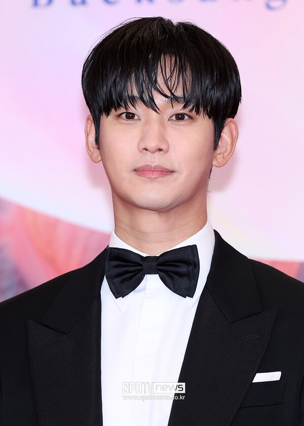 <b>김수현</b>, 1년 6개월 침묵 깨고 대중 앞에...'첫인사'에 초미의 관심