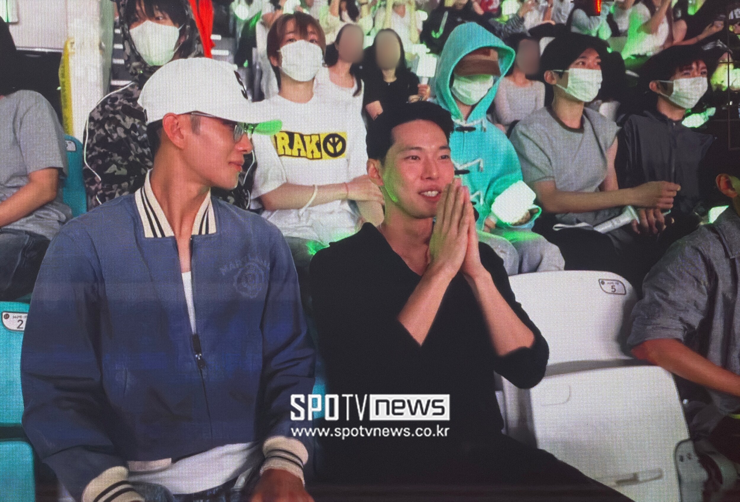 도영·정우, 군백기 중 <b>NCT 127</b> 콘서트 깜짝 등장…10주년 케이크 이벤트...