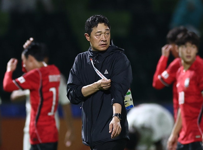 ▲ 15일 일본 나고야 미즈호 공원 럭비경기장에서 열린 2026 아이치·나고야 아시안게임 남자 축구 D조 1차전 대한민국 대 카타르전에서 이민성 감독이 그라운드를 응시하고 있다. ⓒ 연합뉴스
