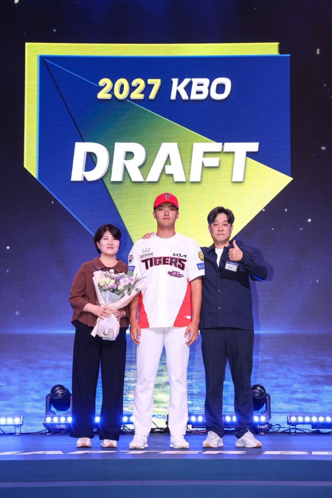 ▲ KIA가 2라운드로 지명한 곽병진과 그의 가족이 기념촬영에 나섰다. ⓒKIA 타이거즈