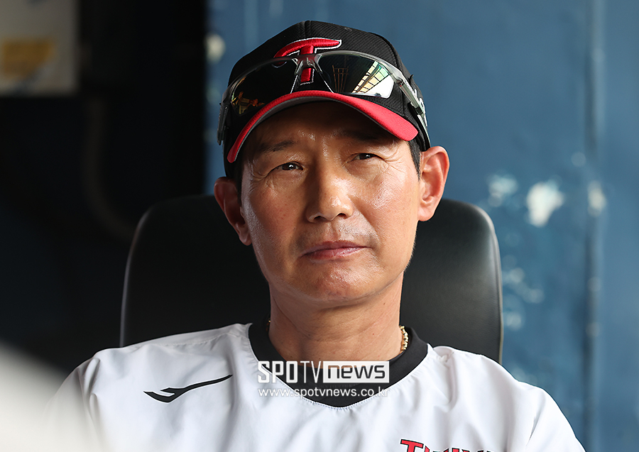 염경엽 얼마나 화가 났으면 심판과 접촉 불사했나…격렬한 항의에 판정...