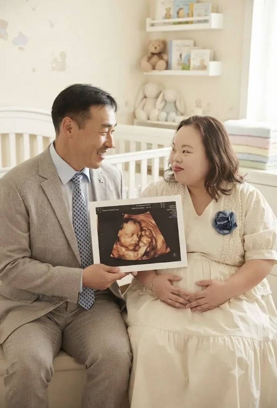 '다운증후군 작가' <b>서은혜</b>, 이혼설 극복 후 <b>임신</b>?…<b>초음파</b> 사진 공개