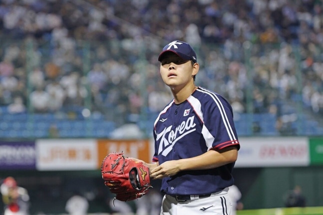 ▲ 소형준. 한국 야구대표팀은 25일 일본 도요하시 구장에서 열린 2026 아이치-나고야 아시안게임 슈퍼라운드 일본전에서 3회말 선제 실점했다. 일본의 도루 상황에서 나온 오심이 쓰라렸다. ⓒ연합뉴스