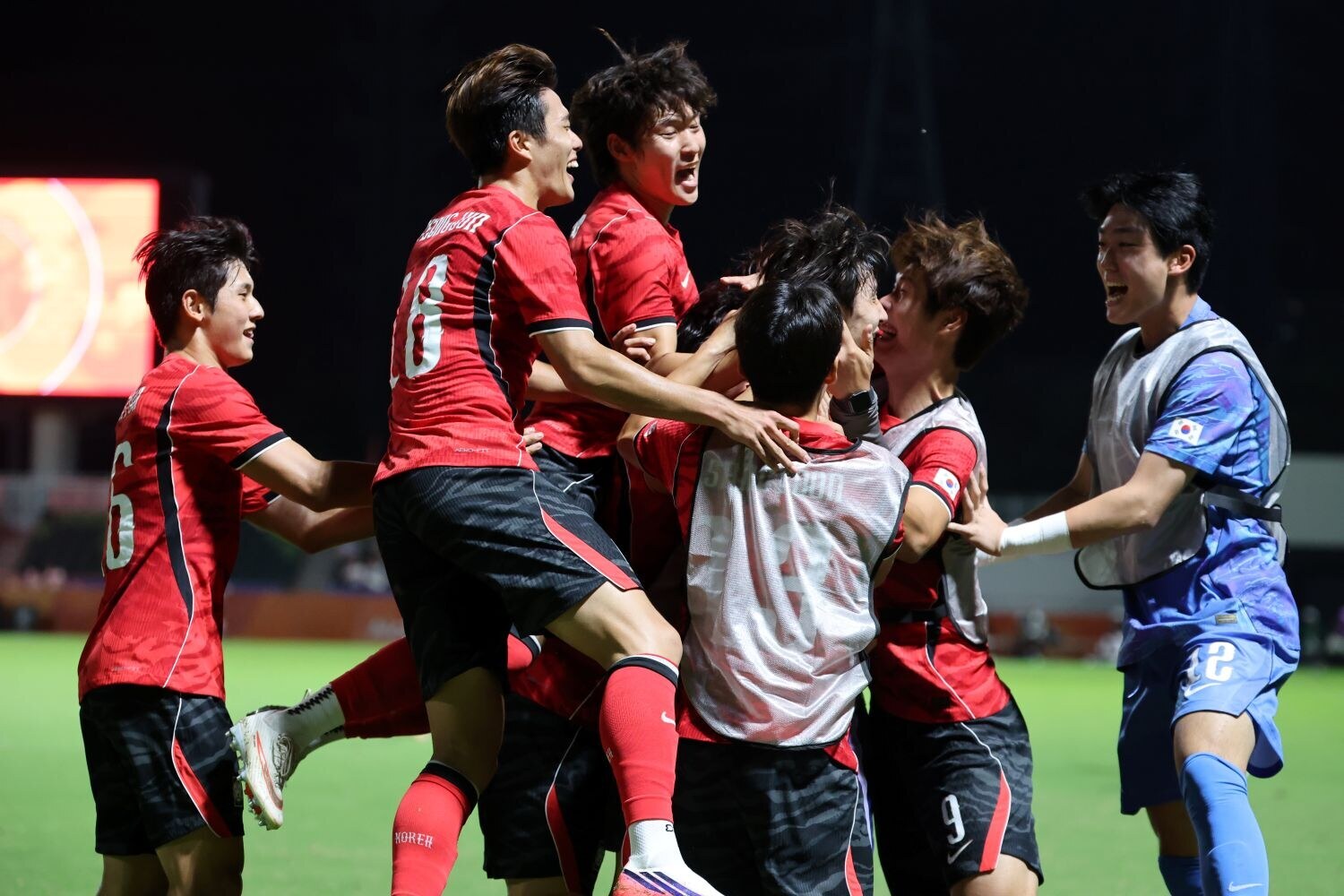 中 “한국은 군 복무를 극도로 꺼리는 집단” 비하… 흥분한 중국 축구...