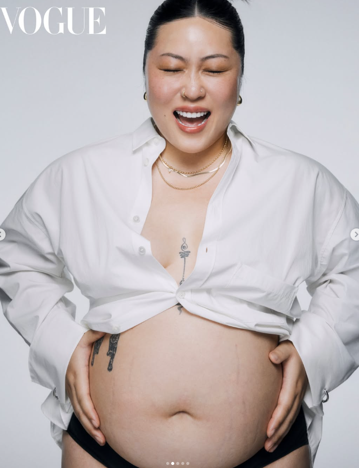 '명예 영국인' <b>백진경</b>, 106kg <b>만삭 D라인</b>+튼살까지 드러낸 과감한 화보 ...