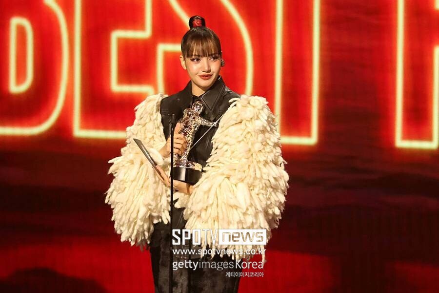 [속보] 블랙핑크 <b>리사</b>, 'MTV VMA'서 '<b>베스트 팝</b>' <b>수상</b>…亞 솔로 최초