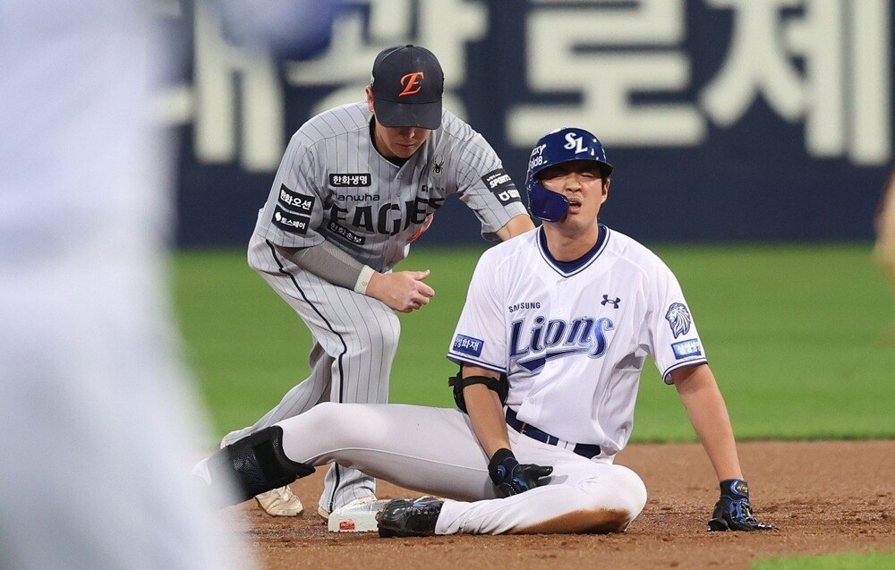 <b>삼성</b> 초대형 악재! <b>구자욱</b> 또 다리 잡고 쓰러졌다!…1회부터 교체→"병...