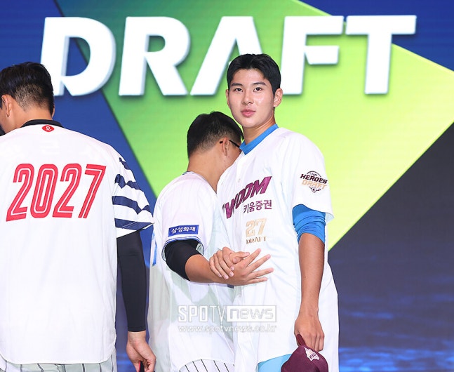 ▲ 키움 히어로즈가 7일 2027 KBO 신인드래프트에서 전체 1순위로 지명한 부산고 투타 겸업 슈퍼 루키 하현승과 계약금 16억원에 입단 계약을 체결했다. 16억원은 2006년 KIA 타이거즈 투수 한기주가 받은 10억원을 훌쩍 넘어선 금액이다. KBO리그 역대 신인 계약금 최고액으로 새 역사를 썼다. ⓒ곽혜미 기자