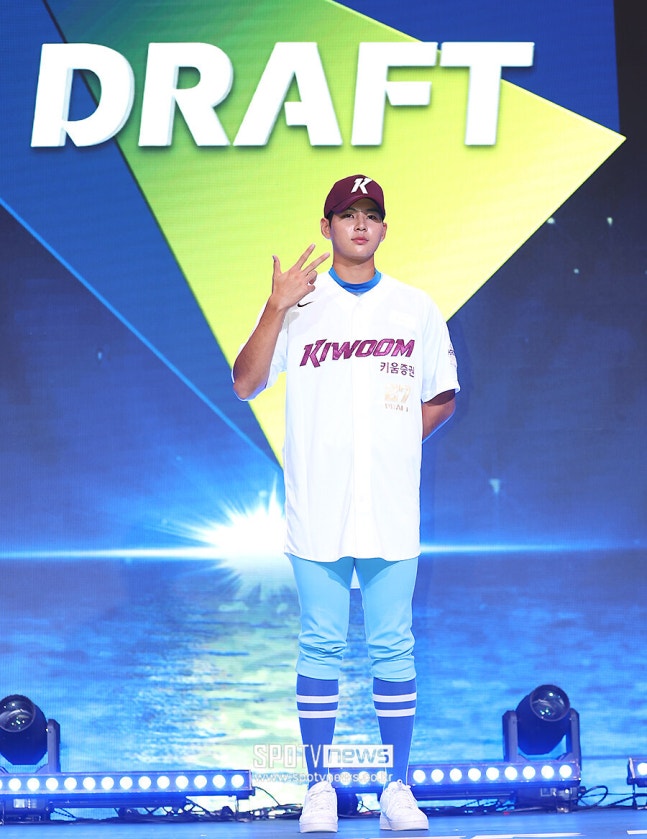 ▲ 키움 히어로즈가 7일 2027 KBO 신인드래프트에서 전체 1순위로 지명한 부산고 투타 겸업 슈퍼 루키 하현승과 계약금 16억원에 입단 계약을 체결했다. 16억원은 2006년 KIA 타이거즈 투수 한기주가 받은 10억원을 훌쩍 넘어선 금액이다. KBO리그 역대 신인 계약금 최고액으로 새 역사를 썼다. ⓒ곽혜미 기자