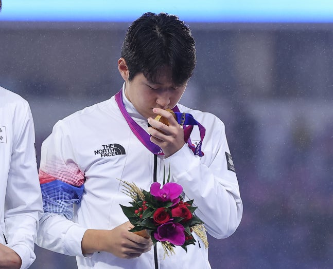 ▲ 2026 아이치·나고야 아시안게임에서 금메달을 획득한 남자 축구대표팀 일부 선수들의 '병역 혜택 발언'이 논란을 일으킨 가운데 정부가 예술·체육요원 병역특례 제도를 본격적으로 들여다보겠다는 뜻을 밝혔다. 이 탓에 과거 아시안게임에서 금메달을 획득한 손흥민·이강인(사진)의 발언도 역설적으로 재차 주목받고 있다. ⓒ 연합뉴스