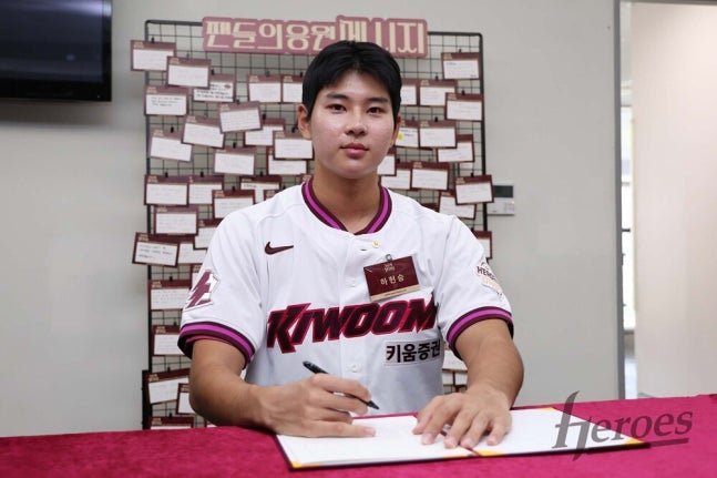 ▲ 키움 히어로즈가 7일 2027 KBO 신인드래프트에서 전체 1순위로 지명한 부산고 투타 겸업 슈퍼 루키 하현승과 계약금 16억원에 입단 계약을 체결했다. KBO리그 역대 신인 계약금 최고액이다. ⓒ키움 히어로즈