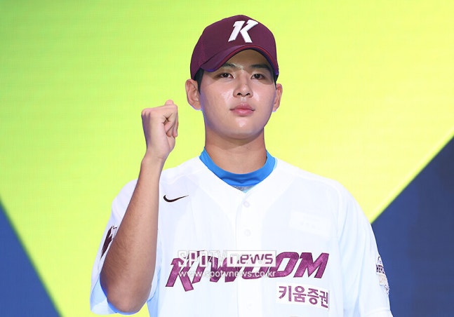 ▲ 키움 히어로즈가 7일 2027 KBO 신인드래프트에서 전체 1순위로 지명한 부산고 투타 겸업 슈퍼 루키 하현승과 계약금 16억원에 입단 계약을 체결했다. KBO리그 역대 신인 계약금 최고액이다. ⓒ곽혜미 기자