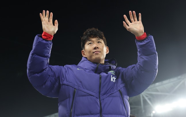 ▲ 우즈베키스탄전에서 한국 역대 최다골 단독 선두에 오른 뒤 팬들에게 인사하는 손흥민ⓒ연합뉴스
