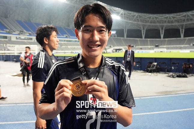 ▲ 일본 축구 유망주 사토가 발렌시아에서 기회를 얻을 수 있을지 관심을 모은다. 이강인을 아꼈던 은사가 새롭게 부임한 뒤 엄격한 원칙을 내세우자 일본은 사토가 발렌시아 생활에 새로운 국면을 맞았다고 봤다.